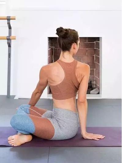 人衰老从肩颈开始，用这8个瑜伽动作拯救你的肩颈！